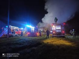 Pożar domu w powiecie oleskim. W akcji 11 zastępów straży pożarnej