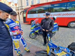 Policjanci zachęcali i oddawali krew na opolskim rynku