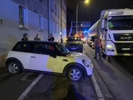 Zderzenie osobówki i samochodu ciężarowego na ulicy Nysy Łużyckiej.
