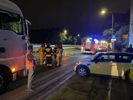 Zderzenie osobówki i samochodu ciężarowego na ulicy Nysy Łużyckiej.