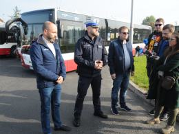 Policjanci prowadzą działania "STOP-BUS"
