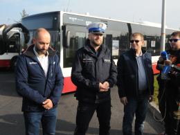 Policjanci prowadzą działania "STOP-BUS"