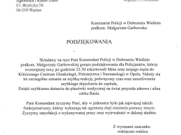 Policjanci eskortowali ciężarną kobietę do szpitala