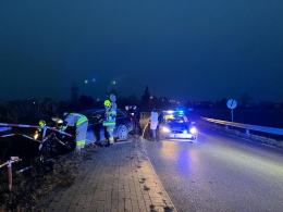Audi staranowało przydrożne barierki. Kierowca miał blisko 3 promile!