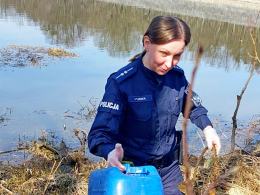 Policjanci przyłączyli się do sprzątania Turawy w ,,Światowy Dzień Wody"