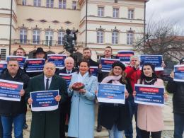 Politycy PiS w kontrataku do wizyty Donalda Tuska. Przygotowali "robaczywy torcik"