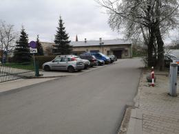 Schorowani pacjenci nie mają gdzie zaparkować pod przychodnią