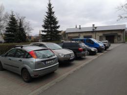 Schorowani pacjenci nie mają gdzie zaparkować pod przychodnią