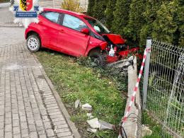 70-letni kierowca wjechał w słup i ogrodzenie. Trafił do szpitala