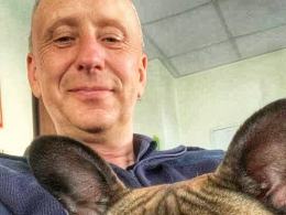 (Buldog Francuski tymczasowo znalazł swój dom oraz pełną miskę u dyżurnego Komendy Powiatowej Policji w Prudniku asp. szt. Wojciecha Alasińskiego)