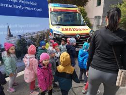 Dzieci uczą się, jak wezwać pomoc. Trwa dzień otwarty w OCRM