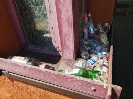 Rozbite butelki, szkło, brud. Budynek na Jodłowej niszczeje, nikt wokół nie sprząta