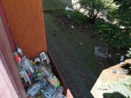 Rozbite butelki, szkło, brud. Budynek na Jodłowej niszczeje, nikt wokół nie sprząta