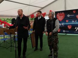 Jurek Owsiak w Opolu. Założyciel WOŚP odebrał odznakę "Za zasługi dla Miasta Opola"