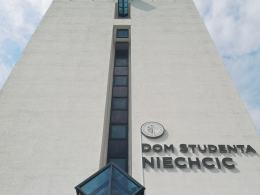 Studenci pokazali kondycję na "Niechcic Tower Run". 11 pięter poniżej minuty!