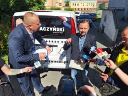 Sprzeczka pod biurem poselskim Janusza Kowalskiego. Chodzi o kłamstwa