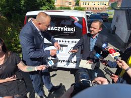Sprzeczka pod biurem poselskim Janusza Kowalskiego. Chodzi o kłamstwa