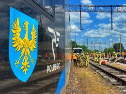 Na niestrzeżonym przejeździe kolejowym, pociąg uderzył w autobus szkolny - to tylko ćwiczenia