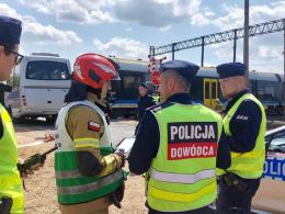 Na niestrzeżonym przejeździe kolejowym, pociąg uderzył w autobus szkolny - to tylko ćwiczenia