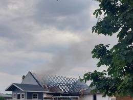 Pożar stodoły w gminie Niemodlin. Spłonął dach