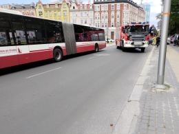 Zderzenie autobusu z osobówką w centrum miasta