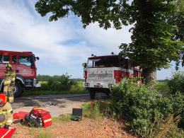 Poważny wypadek w powiecie kluczborskim. Auto roztrzaskało się na drzewie!