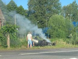Niebezpieczny wypadek na Brzeziu. Jedno z aut po zderzeniu zaczęło się palić