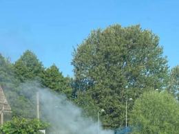 Niebezpieczny wypadek na Brzeziu. Jedno z aut po zderzeniu zaczęło się palić