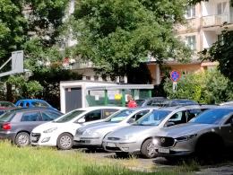 Mieszkańcy Placu Teatralnego zrobili parking z boiska