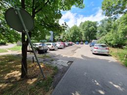 Mieszkańcy Placu Teatralnego zrobili parking z boiska