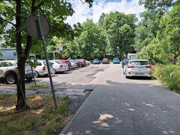 Mieszkańcy Placu Teatralnego zrobili parking z boiska