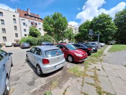 Mieszkańcy Placu Teatralnego zrobili parking z boiska