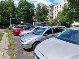 Mieszkańcy Placu Teatralnego zrobili parking z boiska