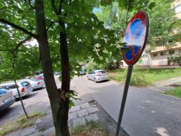 Mieszkańcy Placu Teatralnego zrobili parking z boiska
