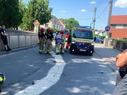 Kierowca wjechał w kościelny mur i zatrzymał się na środku ulicy