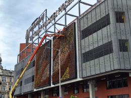 Trwa wymiana "zielonych ścian" na budynku Centrum Przesiadkowego Opole Główne