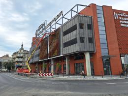 Trwa wymiana "zielonych ścian" na budynku Centrum Przesiadkowego Opole Główne