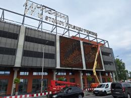Trwa wymiana "zielonych ścian" na budynku Centrum Przesiadkowego Opole Główne