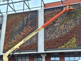 Trwa wymiana "zielonych ścian" na budynku Centrum Przesiadkowego Opole Główne