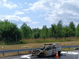 Pożar samochodu osobowego na zjeździe z autostrady