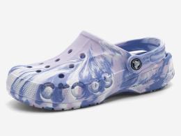 Crocsy dla niej i dla niego - jak je stylizować?