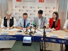 Nowe skrzydło dla Krapkowickiego Centrum Zdrowia. Umowa podpisana.