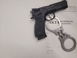 47-latek strzelał metalowymi pociskami w kierunku sąsiadów i zaparkowanych samochodów