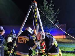 Mężczyzna wpadł do studni. Nocna akcja strażaków ze Strzelec Opolskich