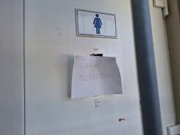 Plażowicze wrzucają do toalet wszystko, MOSiR walczy z awariami co chwila