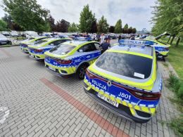 Bezpieczeństwo i ekologia. 10 nowych hybrydowych radiowozów dla opolskiej policji
