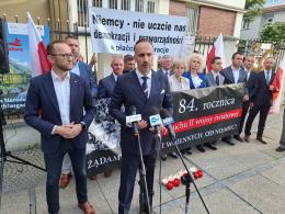 Janusz Kowalski manifestuje pod niemieckim konsulatem w Opolu