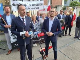 Janusz Kowalski manifestuje pod niemieckim konsulatem w Opolu