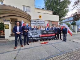 Janusz Kowalski manifestuje pod niemieckim konsulatem w Opolu