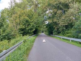 58-letni kierowca autobusu potrącił prawidłowo idącą poboczem 76-letnią kobietę 